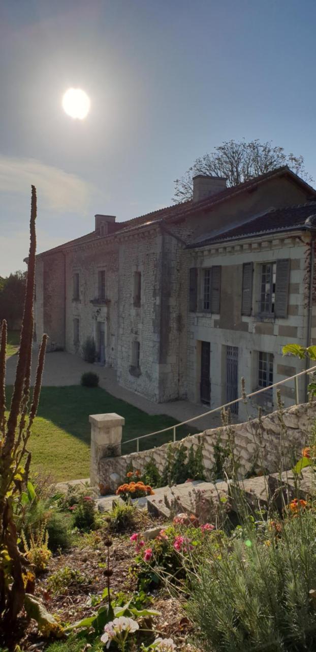 Vila L'Olivier Monts-sur-Guesnes Exteriér fotografie