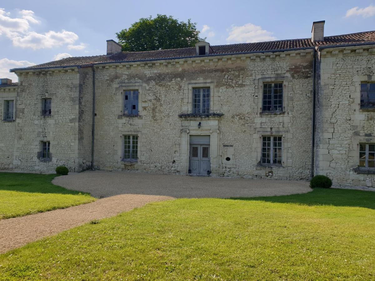 Vila L'Olivier Monts-sur-Guesnes Exteriér fotografie